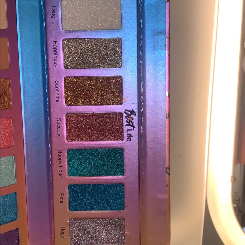 Eyeshadow - Picture 3 of 4